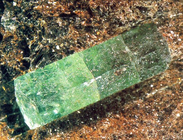 zelen sloupcovit krystal berylu