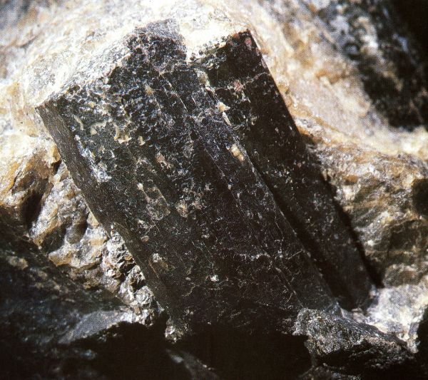 ern,sloupcovit krystal rombickho pyroxenu