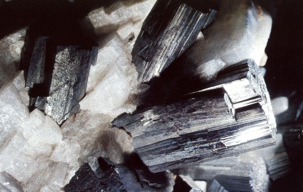 sloupcovit krystaly manganitu