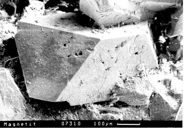 krystal magnetitu z elektronovho mikroskopu