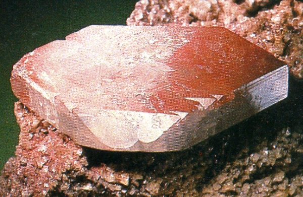 krystal červeného barytu
