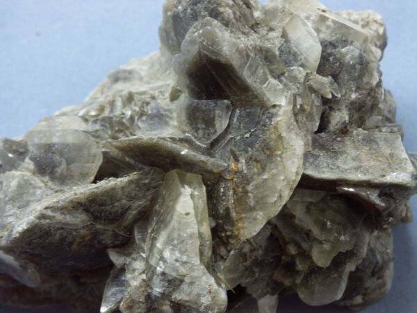 krystalický agregát šedého sádrovce