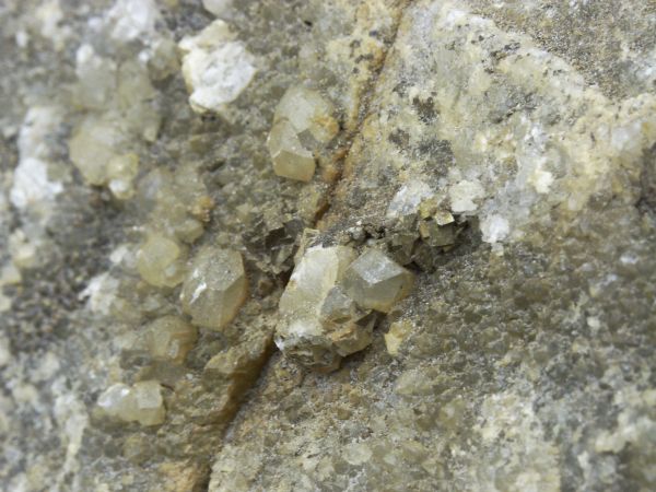 klencov krystalky kalcitu na puklin ruly