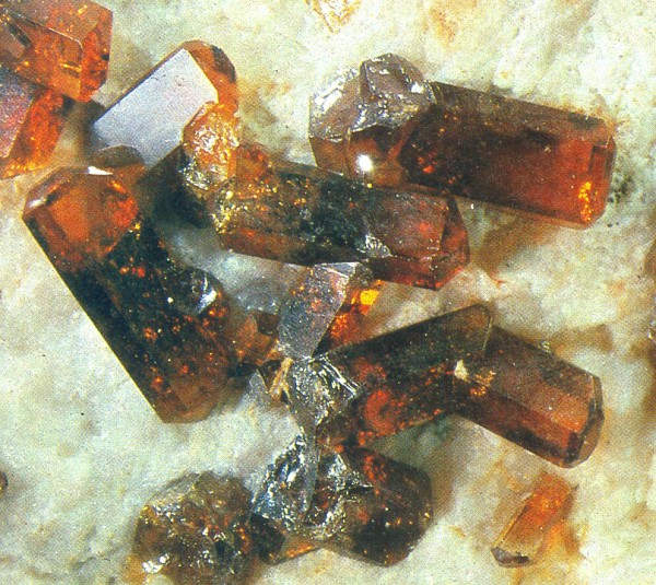 sloupekovit krystaly vanadinitu