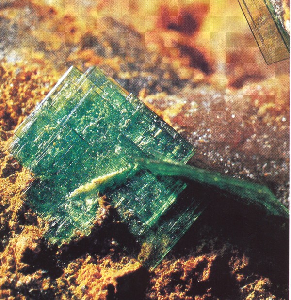 tabulkovit, zelen krystal torbernitu