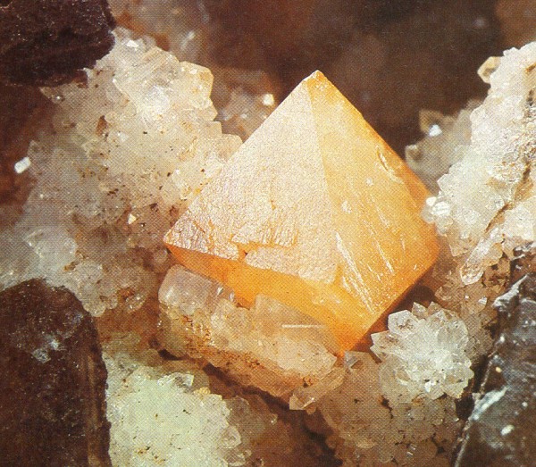 dipyramidln krystal lutho scheelitu