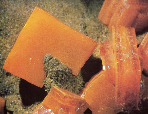 tabulkovit krystaly oranovho wulfenitu