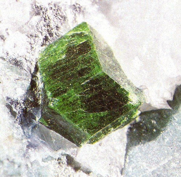 krystal zeleného uvarovitu
