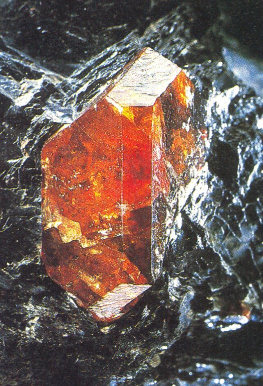 různoměrně vyvinutý krystal zirkonu