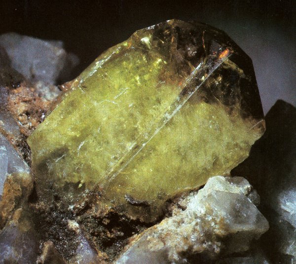 zelený krystal titanitu